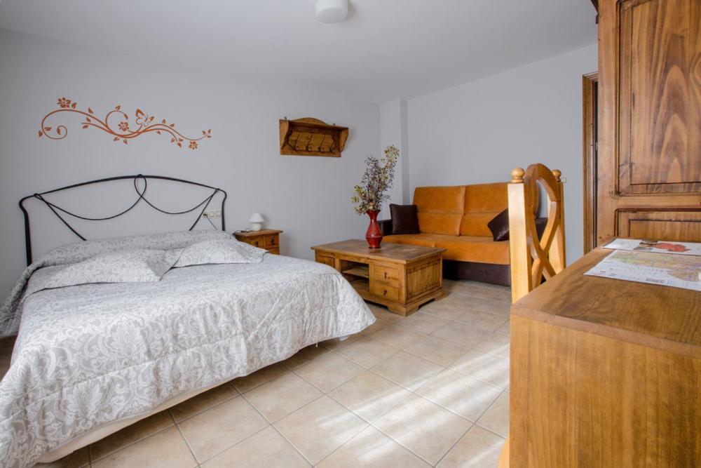 Hostal Antiguo Hospital Linares de Mora Buitenkant foto