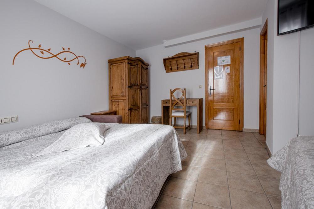 Hostal Antiguo Hospital Linares de Mora Buitenkant foto