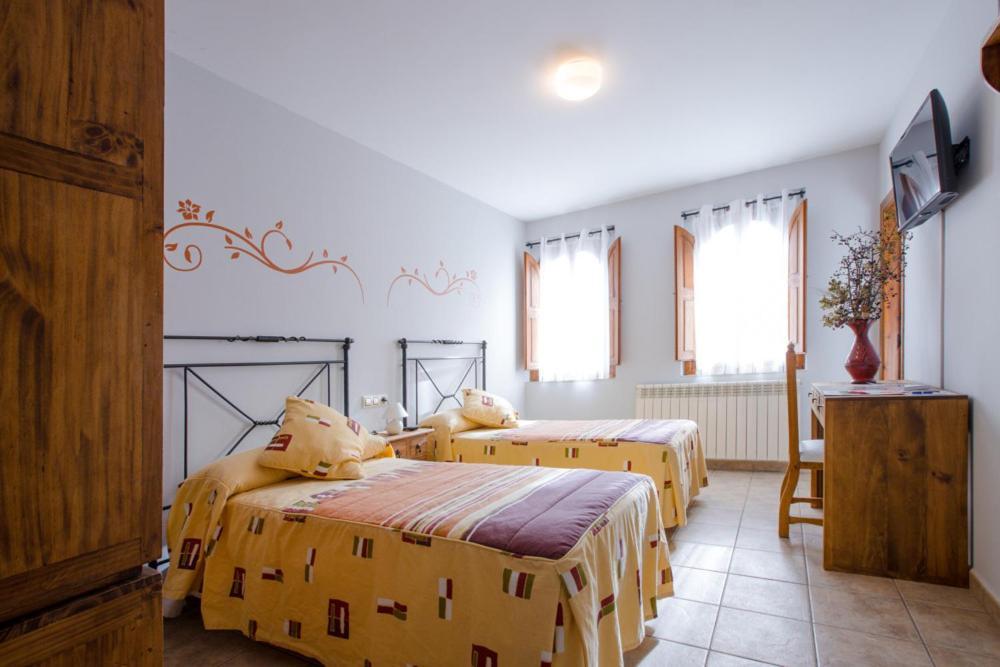 Hostal Antiguo Hospital Linares de Mora Buitenkant foto