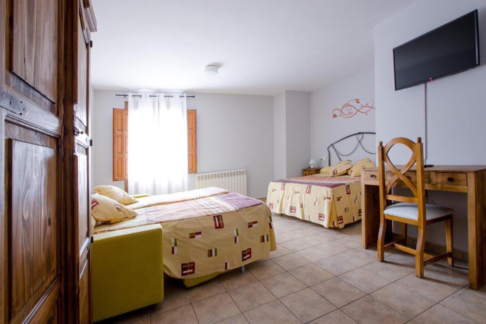 Hostal Antiguo Hospital Linares de Mora Buitenkant foto