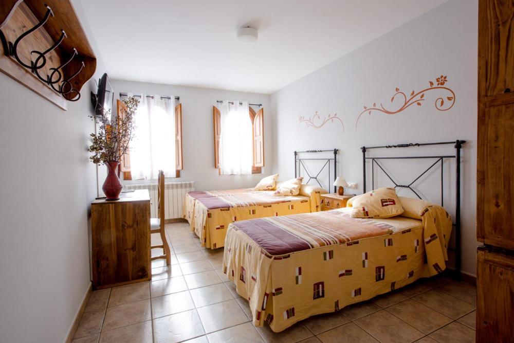 Hostal Antiguo Hospital Linares de Mora Buitenkant foto