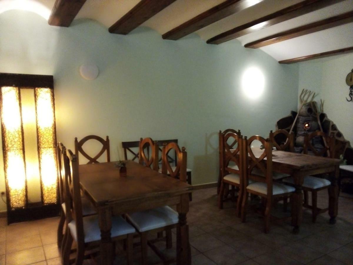Hostal Antiguo Hospital Linares de Mora Buitenkant foto